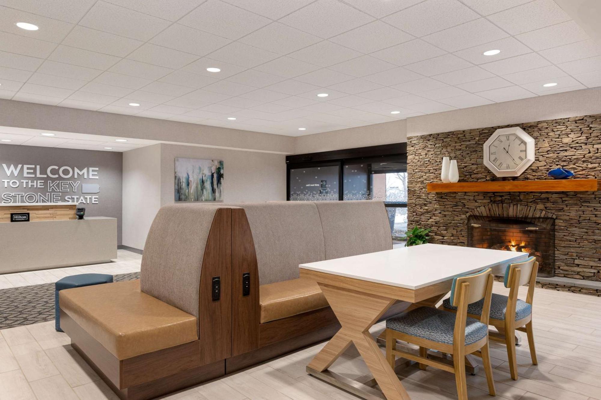 Hampton Inn Блуумсбърг Екстериор снимка